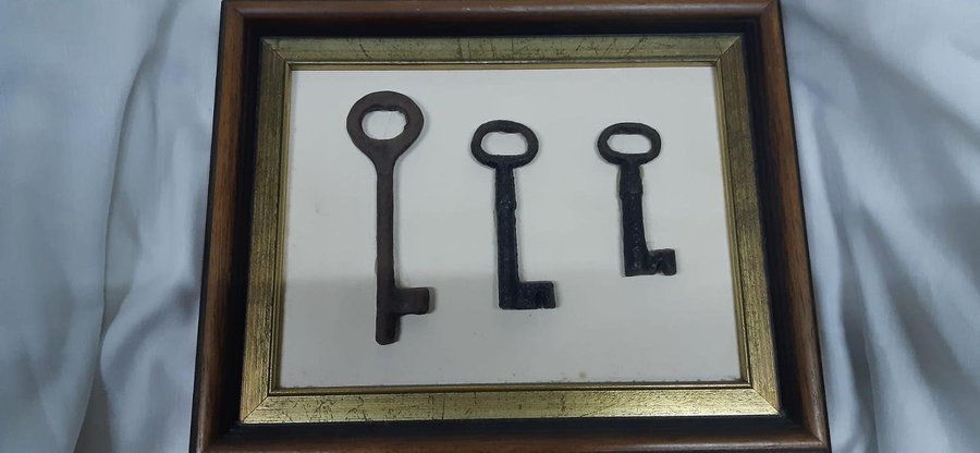 Antika nycklar 3 st från Portugal med träram Vintage Portuguese keys