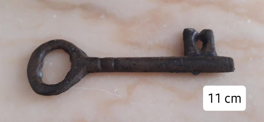 Antika nycklar 2 st från Portugal med träram Vintage Portuguese keys
