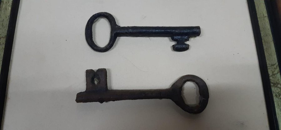 Antika nycklar 2 st från Portugal med träram Vintage Portuguese keys