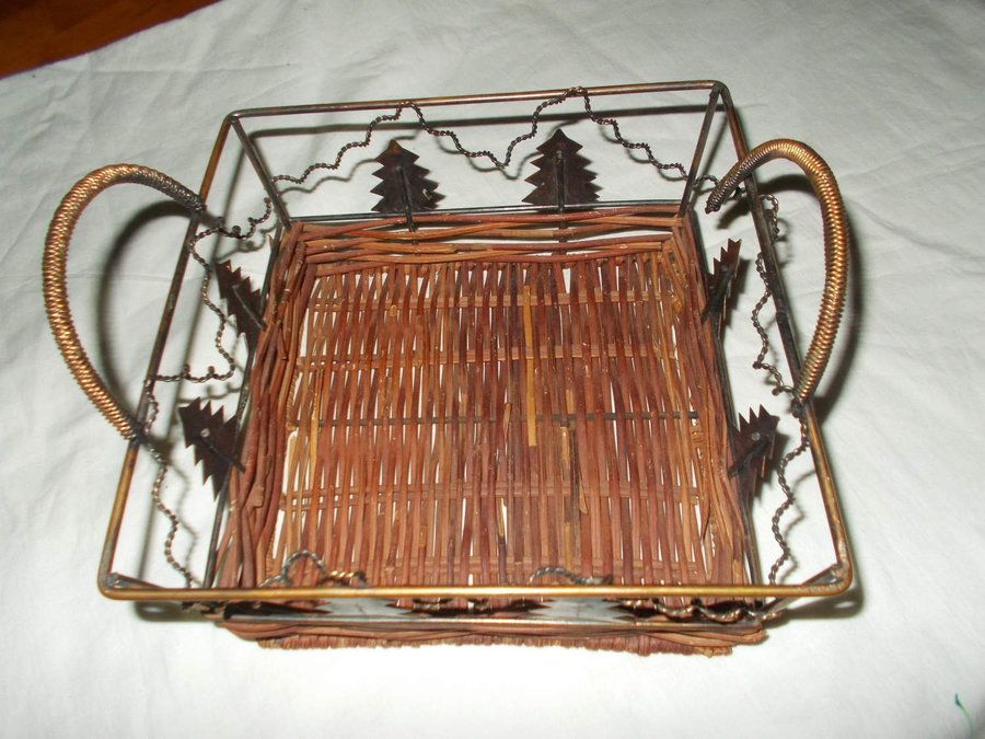 Frukt eller brödkorg av trä material dekorerad med metall granar