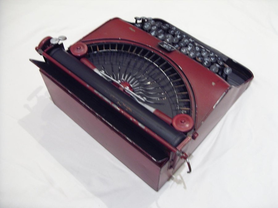 Skrivmaskin unikt dekorations föremål av plåt i röd och svart färg