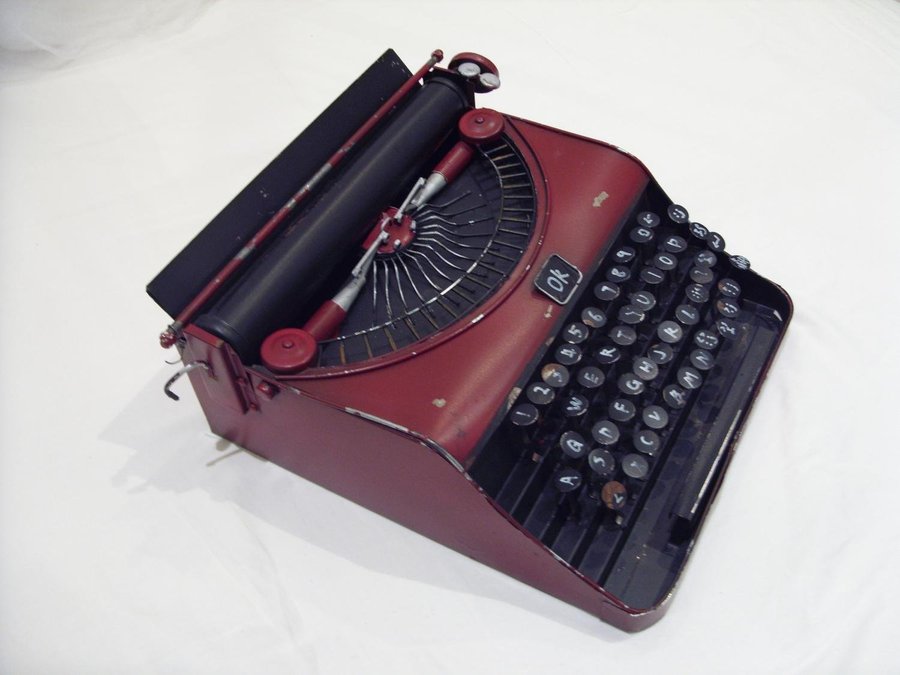 Skrivmaskin unikt dekorations föremål av plåt i röd och svart färg