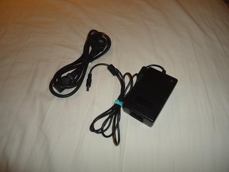 CWT Channel AC Adapter model PAA060F input 100-240V output 12V