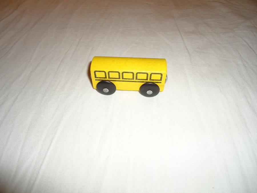 Trä ta°g vagn kan också vara en buss tillverkad av trä gul färg med magnet