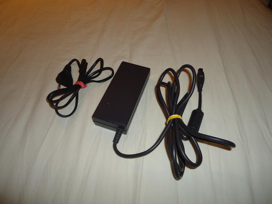 DELL AC adapter ZVC70NS20AE37 PA-2 input 100-240V output 20V 70W dator laddare