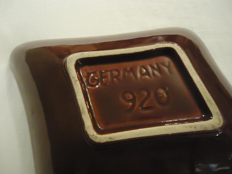 Tysk keramik skål signerad Germany 920 röd färg German pottery