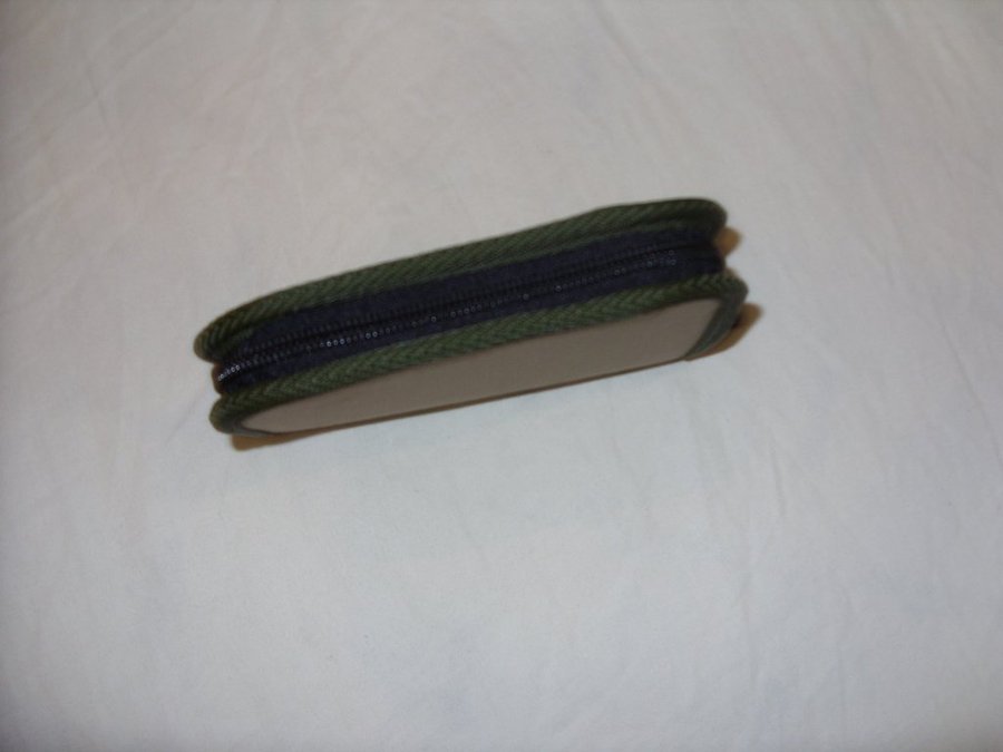 Plånbok av märket Dockers grön färg 155 x 105 cm