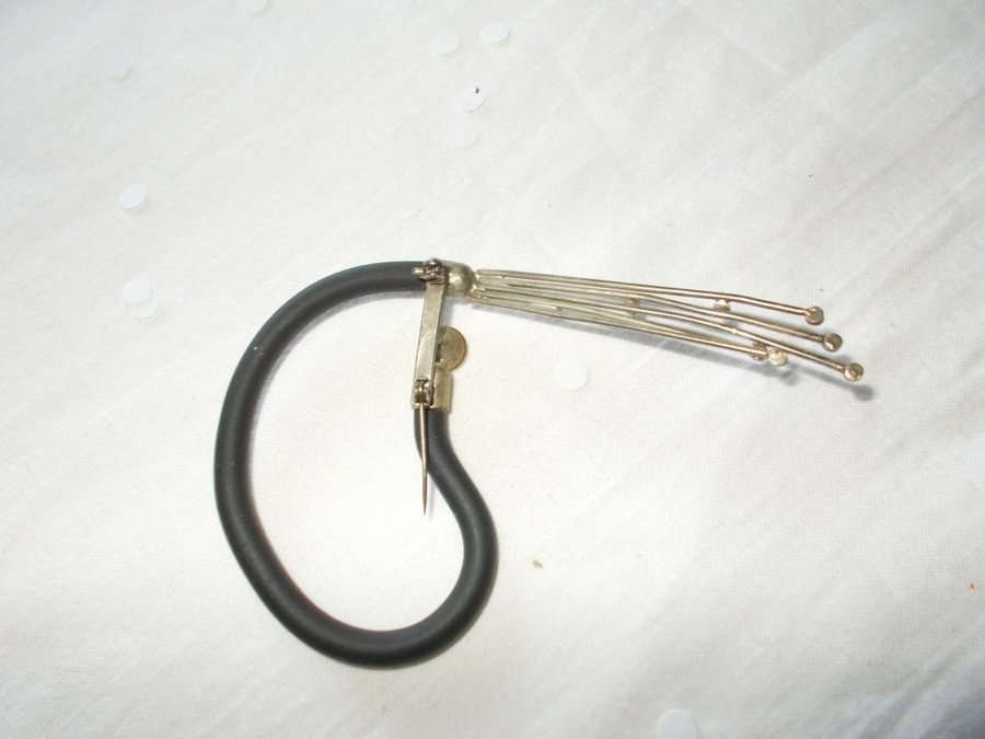 Brosch modern design av metall pin nål bijouterier design smycke smycken