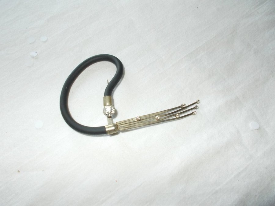 Brosch modern design av metall pin nål bijouterier design smycke smycken