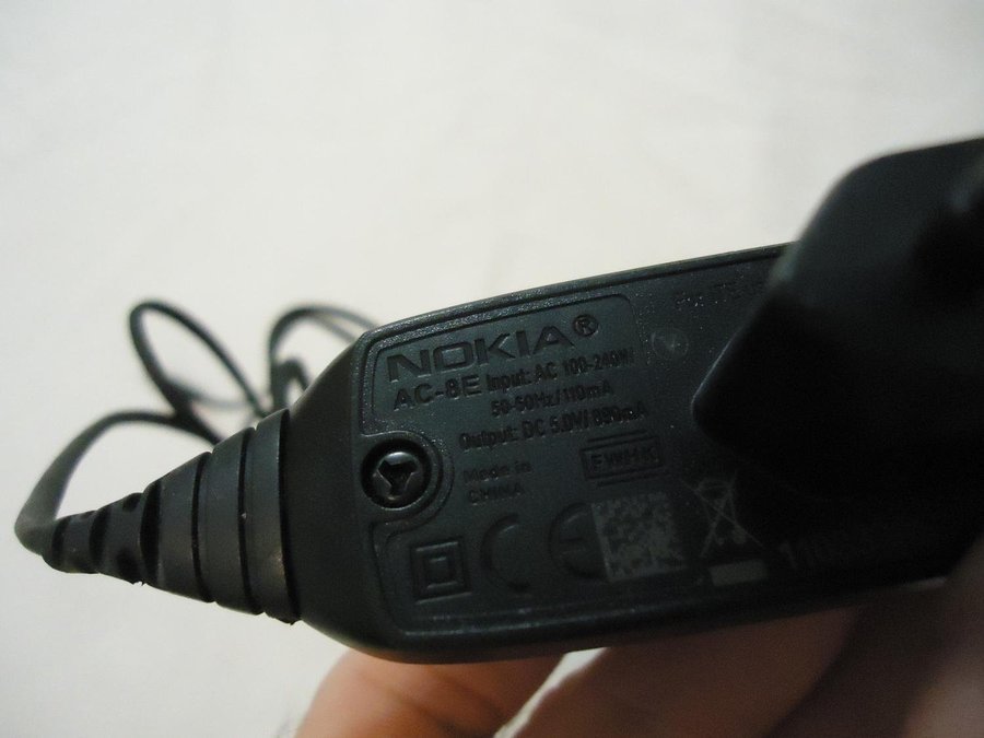 Nokia AC-8E nätadapter mobil telefon laddare output 50V 890mA 100-240V 50/60 Hz