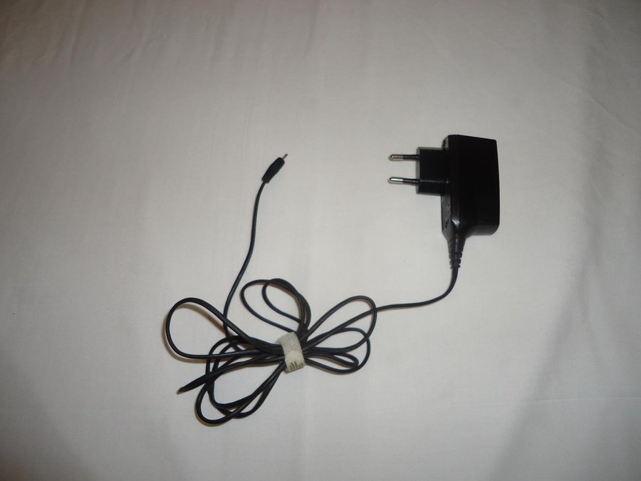 Nokia AC-8E nätadapter mobil telefon laddare output 50V 890mA 100-240V 50/60 Hz