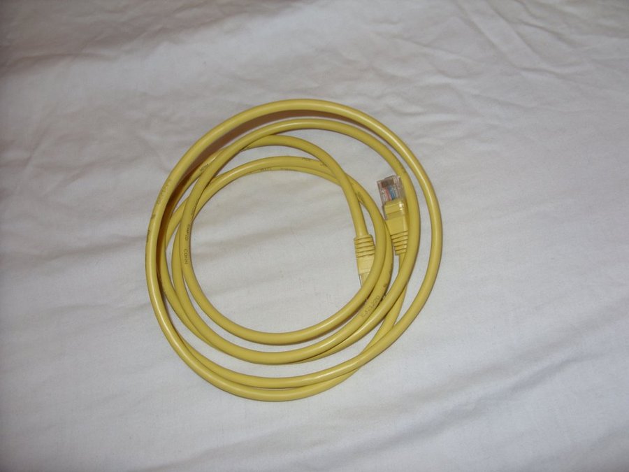 Ethernet UTP Cat 5e kabel 2 meter gul färg internet nätverk datorer web surf