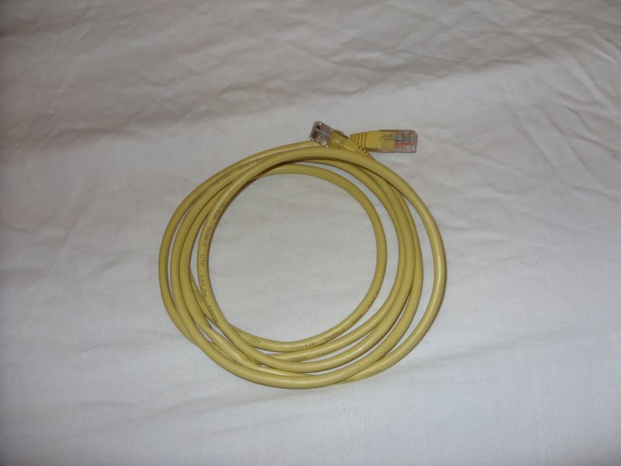 Ethernet UTP Cat 5e kabel 2 meter gul färg internet nätverk datorer web surf