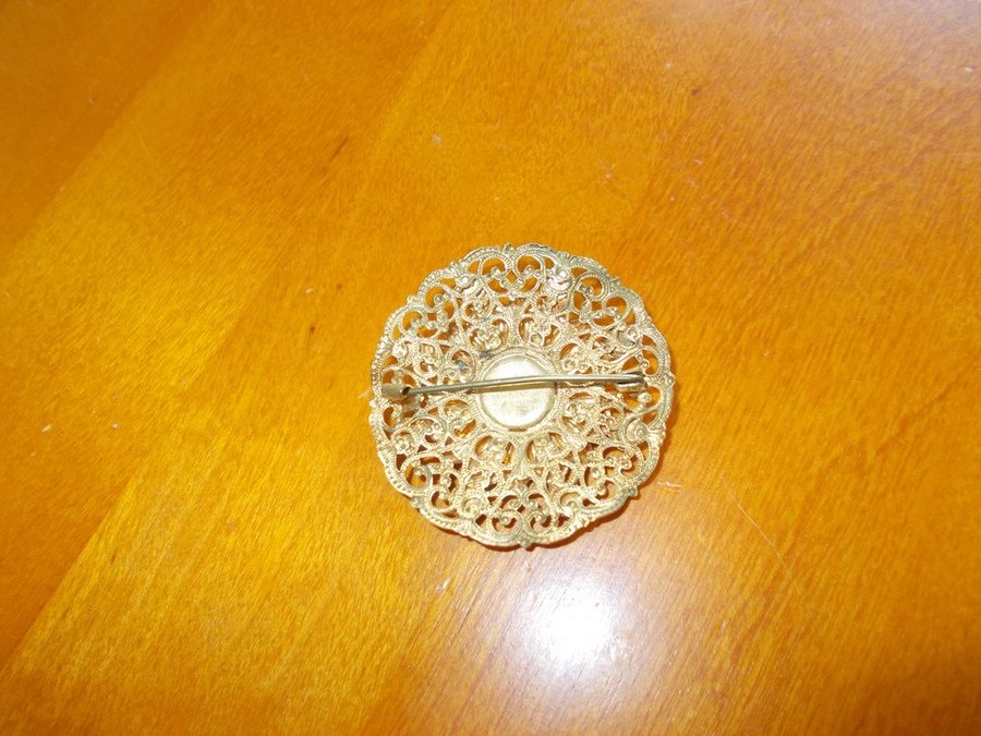 Brosch  Pin nål smycke med vacker design bijouterier design