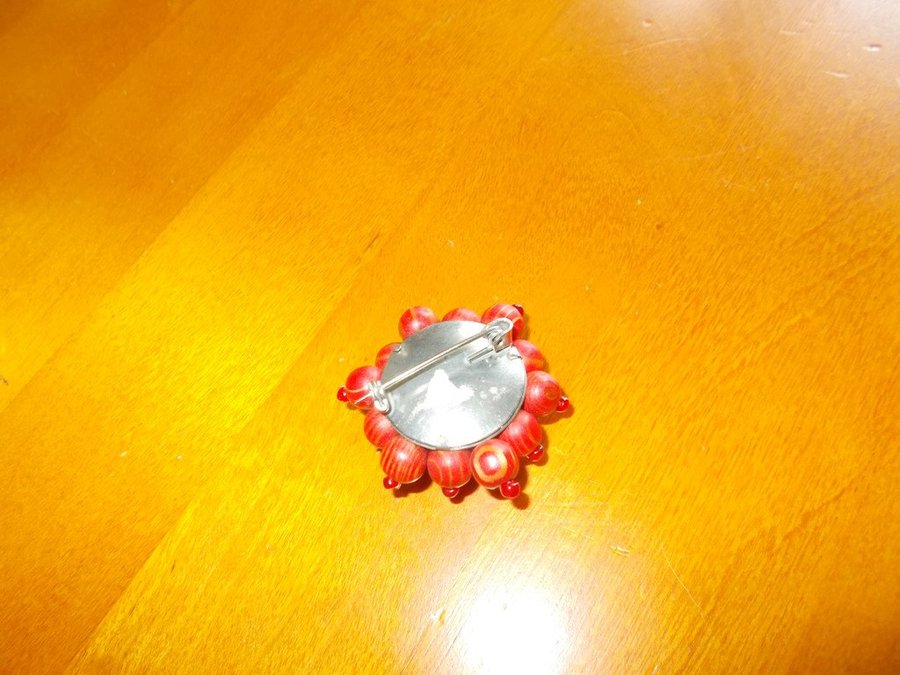 Brosch  Pin nål smycke i form av bär lingon röd färg bijouterier design