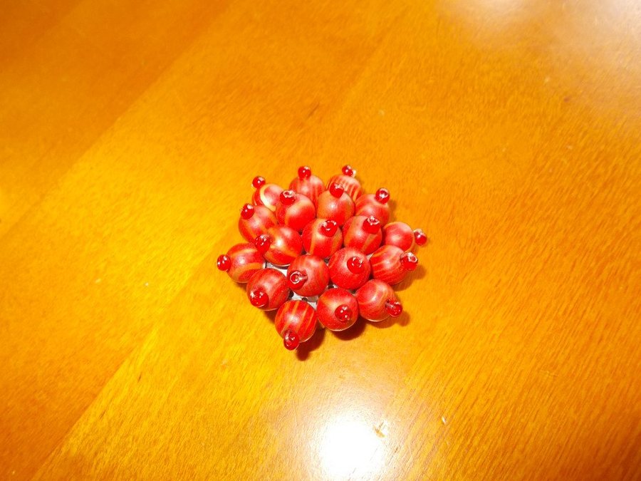Brosch  Pin nål smycke i form av bär lingon röd färg bijouterier design