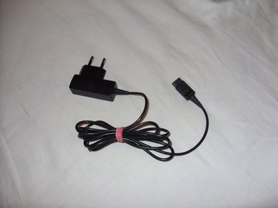 Delta Electronics model C39280-Z4-C336-1 mobil telefon laddare  charger 5V