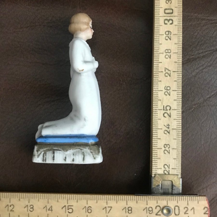 Antik Figurin Flicka som ber Aftonbön "Gud som haver barnen kär"