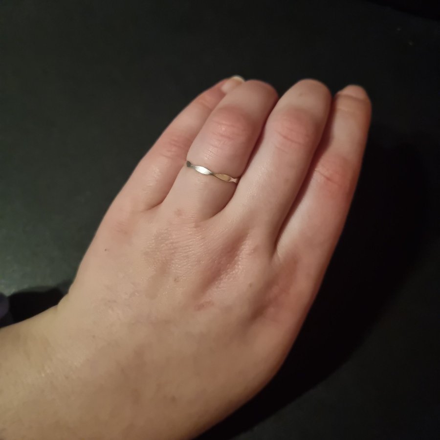 Nätt ring i silver stl 18 bredd ca 1-2mm sterling 925 vågig bubblig