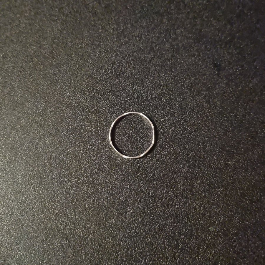 Nätt ring i silver stl 18 bredd ca 1-2mm sterling 925 vågig bubblig