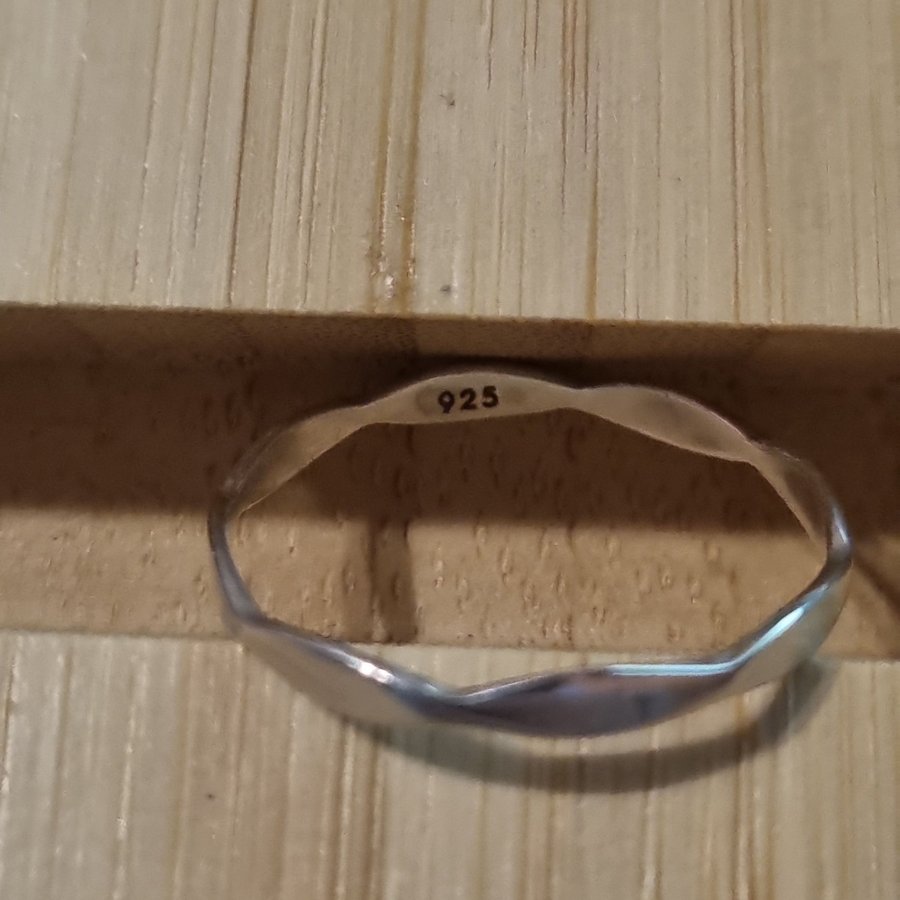 Nätt ring i silver stl 18 bredd ca 1-2mm sterling 925 vågig bubblig