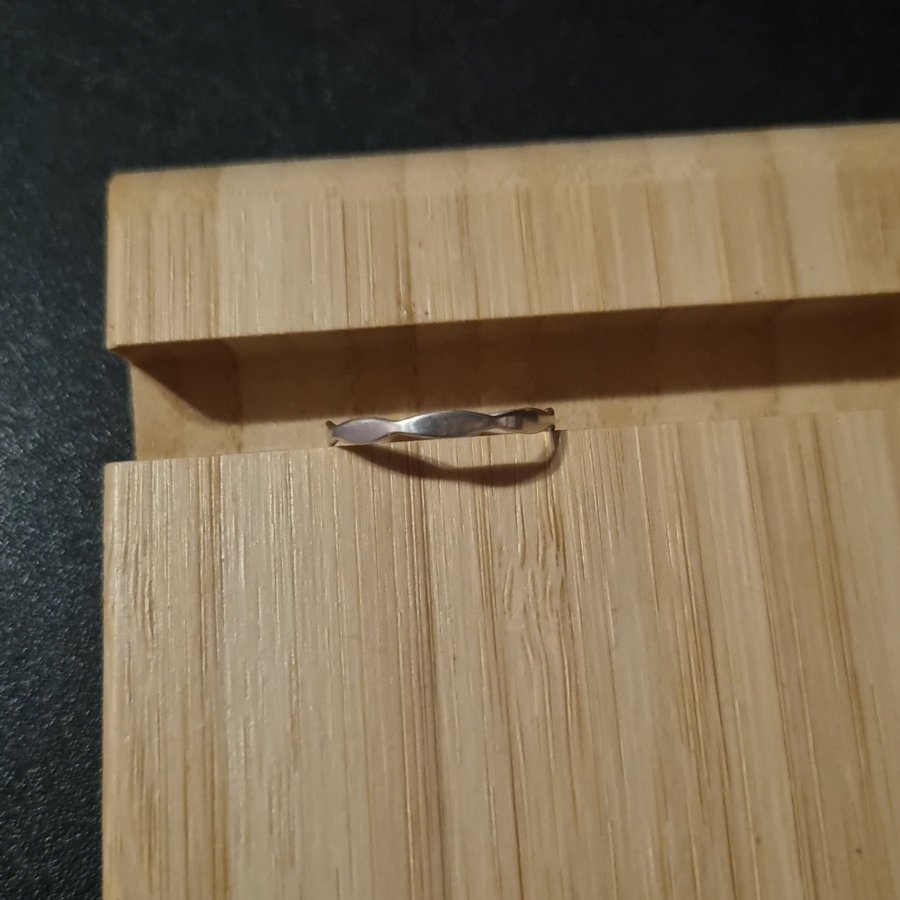 Nätt ring i silver stl 18 bredd ca 1-2mm sterling 925 vågig bubblig