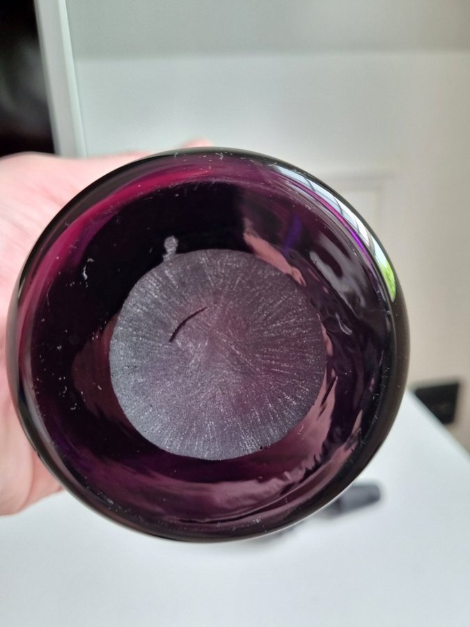 Vacker mörklila karaff i handblåst glas