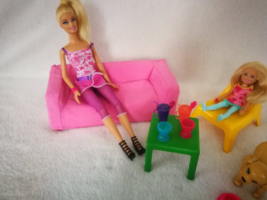 Barbie Dockor Möbler Soffa Bord Hund Bord tillbehör