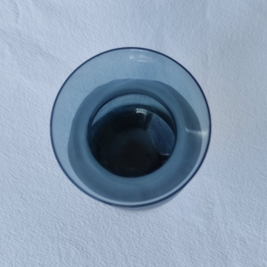 Gullaskruf 50tal Hugo Gehlin blåttglas vas/ glas på fot H155cm
