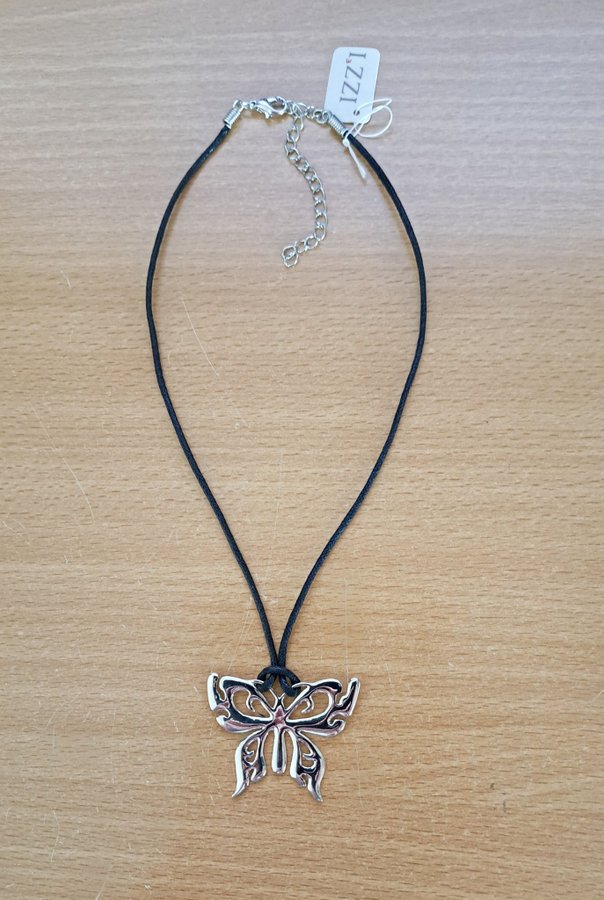 Halsband med hänge i form av en fjäril nickelfri vitmetall