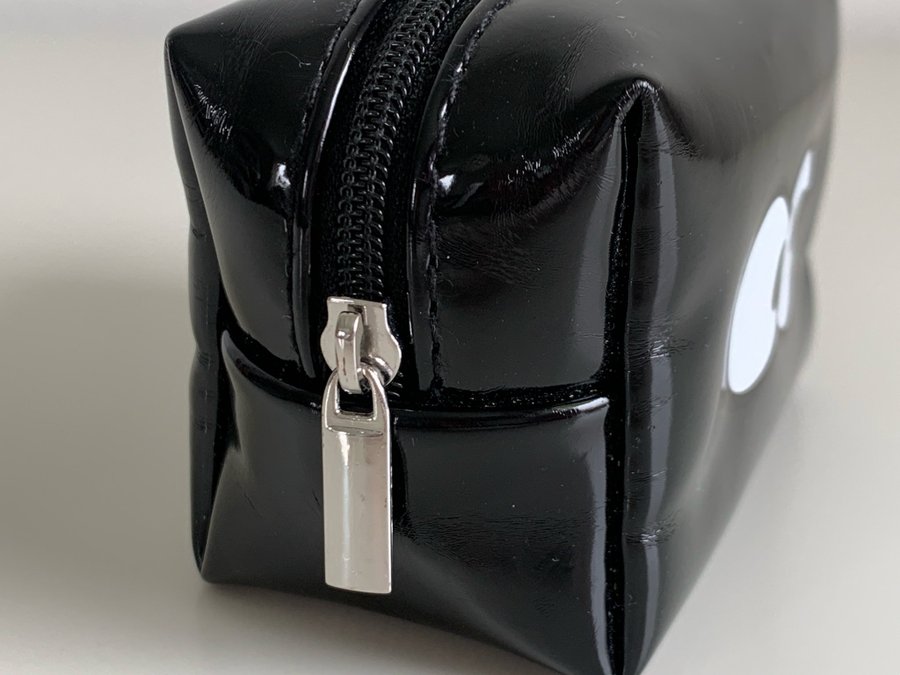 Liten svart pouch / väska / plånbok med ögon på från HM
