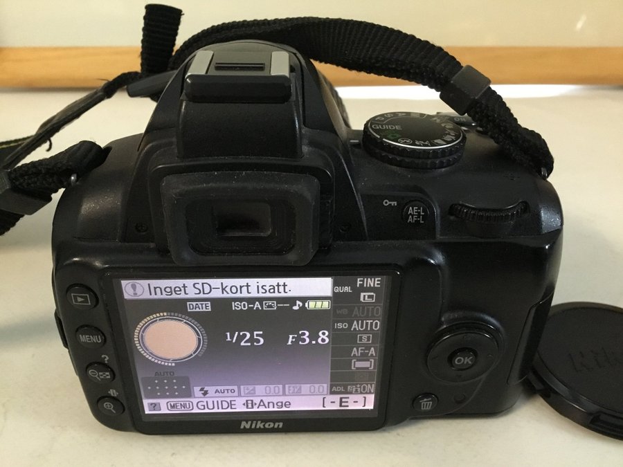 Nikon D3000 med AF-S Nikkor 18-55mm objektiv