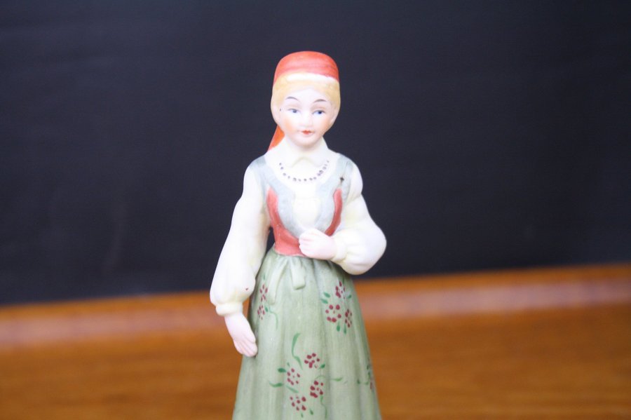 Figurin i bisque Ljungs folkdräkt handmålad Blekinge