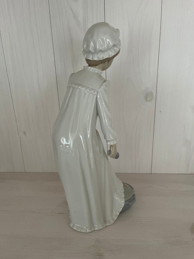 NAO - LLADRO figurin FLICKA I NATTLINNE porslinsfigurin PRIMA SKICK!