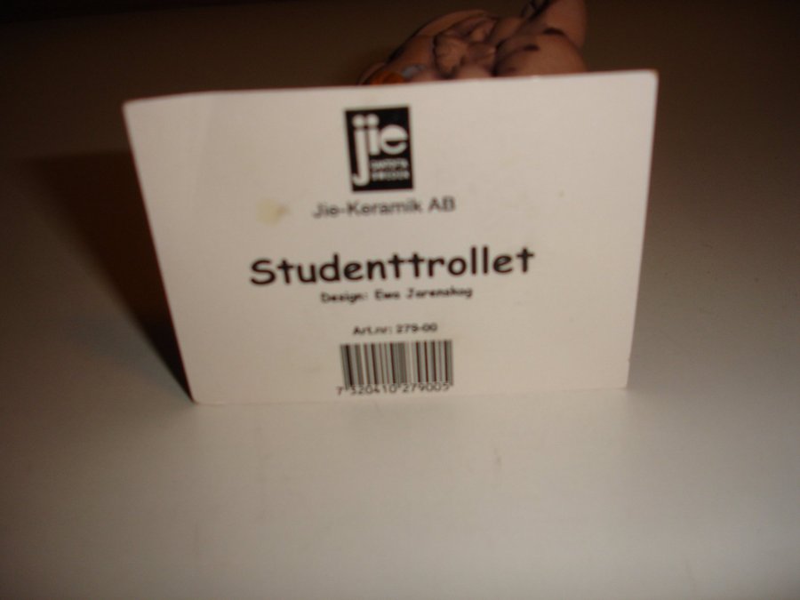 Student present Jie-Keramik Studenttrollet