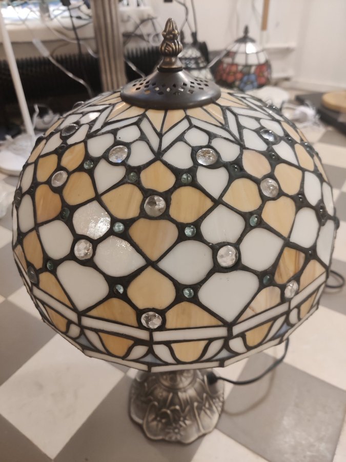 50cm Tiffany bordslampa färgat glass med metall fot