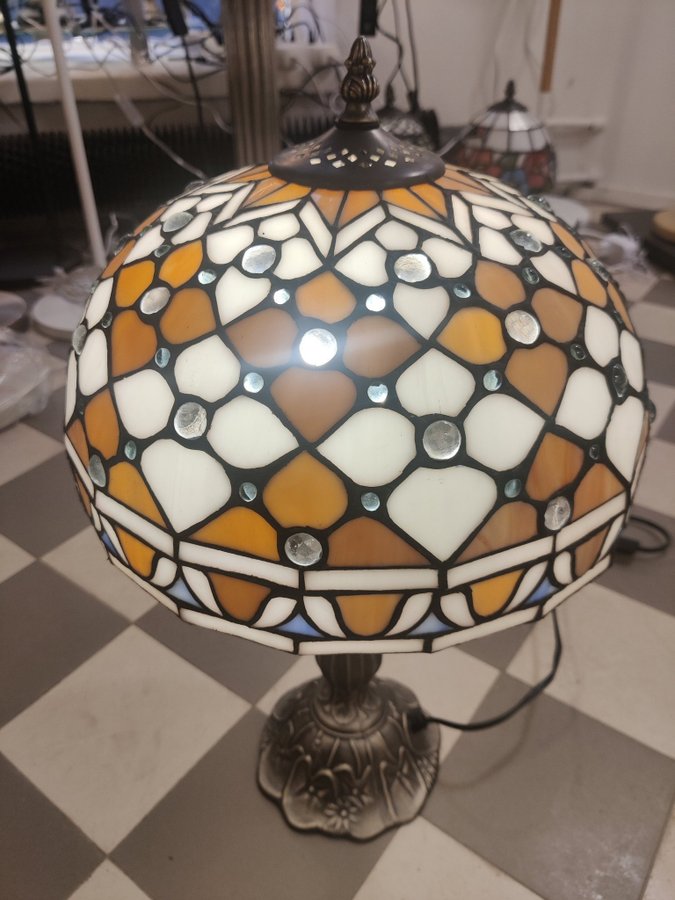 50cm Tiffany bordslampa färgat glass med metall fot