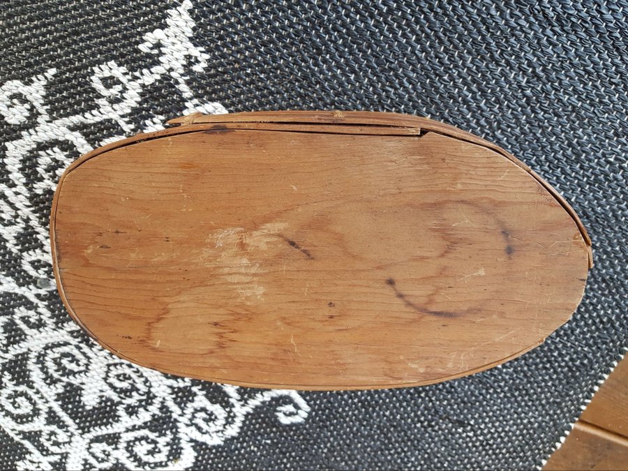 Gammal antik svepask i trä med lock