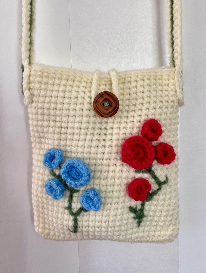 Virkad väska ~*~ Crossbody med blommor