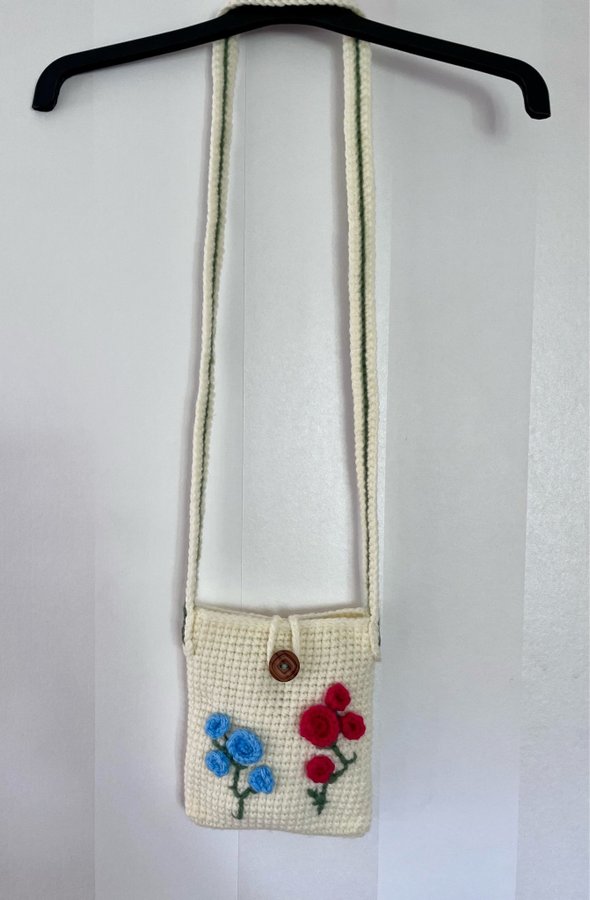 Virkad väska ~*~ Crossbody med blommor