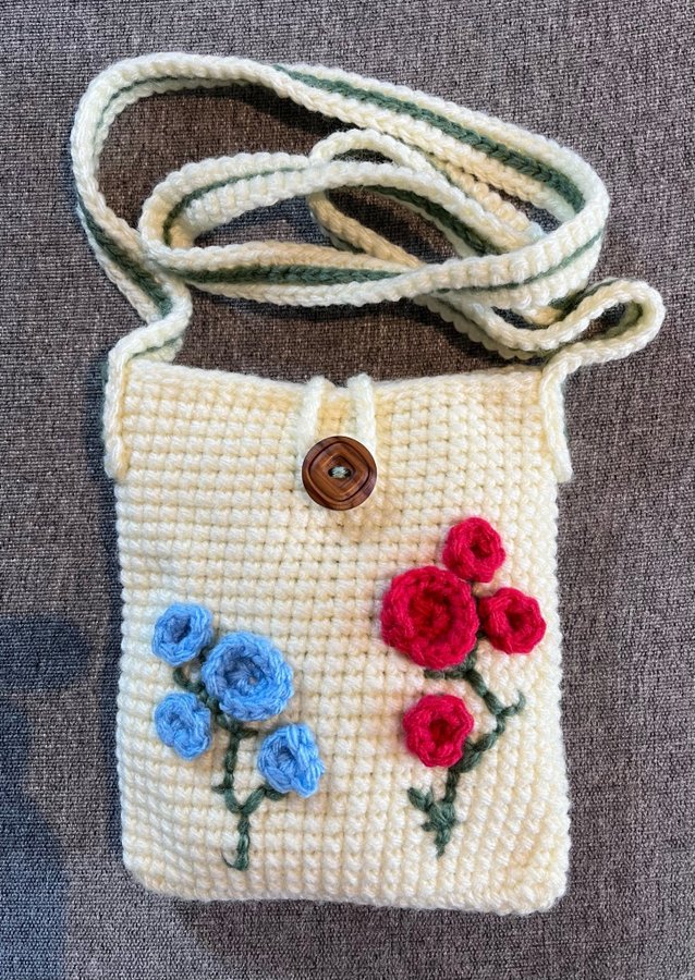 Virkad väska ~*~ Crossbody med blommor