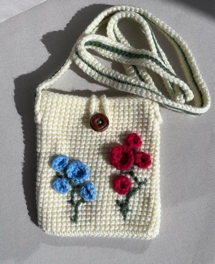 Virkad väska ~*~ Crossbody med blommor