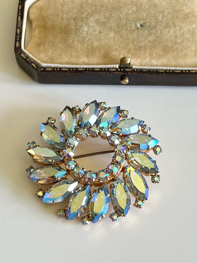 Vintage brosch med blå strass och glas stenar signerad Austria