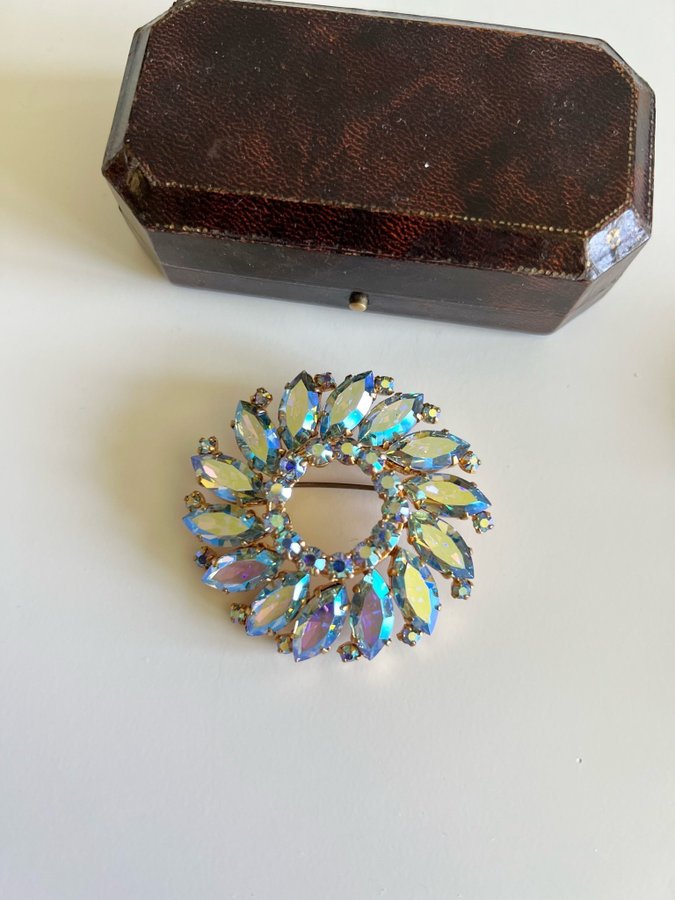 Vintage brosch med blå strass och glas stenar signerad Austria