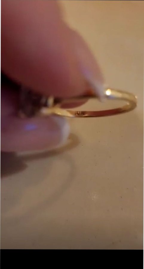 10k Guld ring med 15 Moissanite