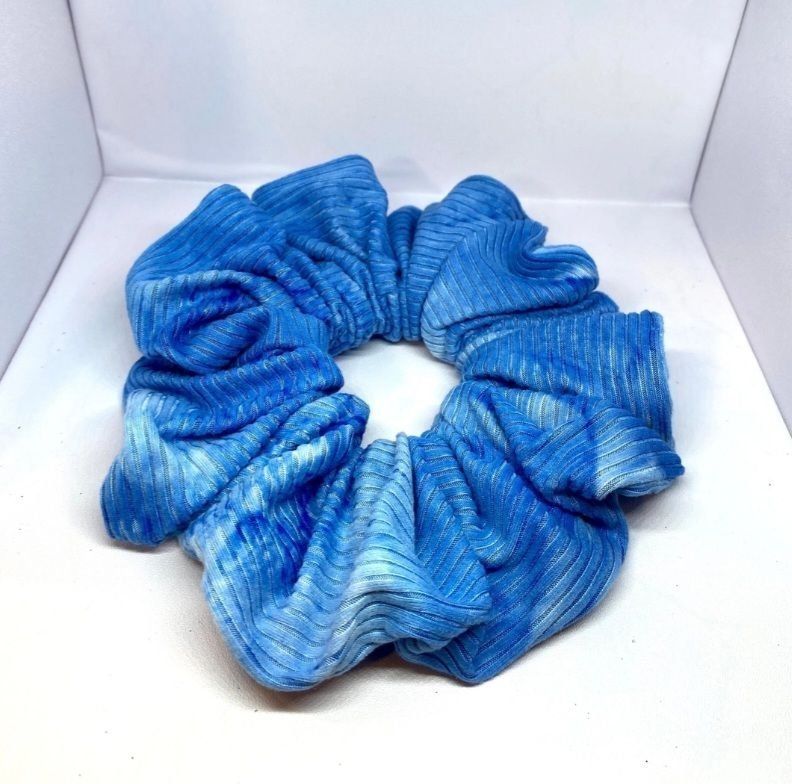 Blå batikmönstrad överdimensionerad XL Scrunchie hårsnodd Enchanted Scrunch NY