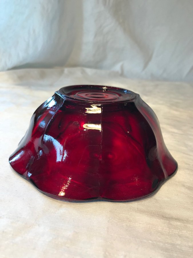 Skål pressglas Glasskål Röd Skål i glas Klockformad skål Vintage