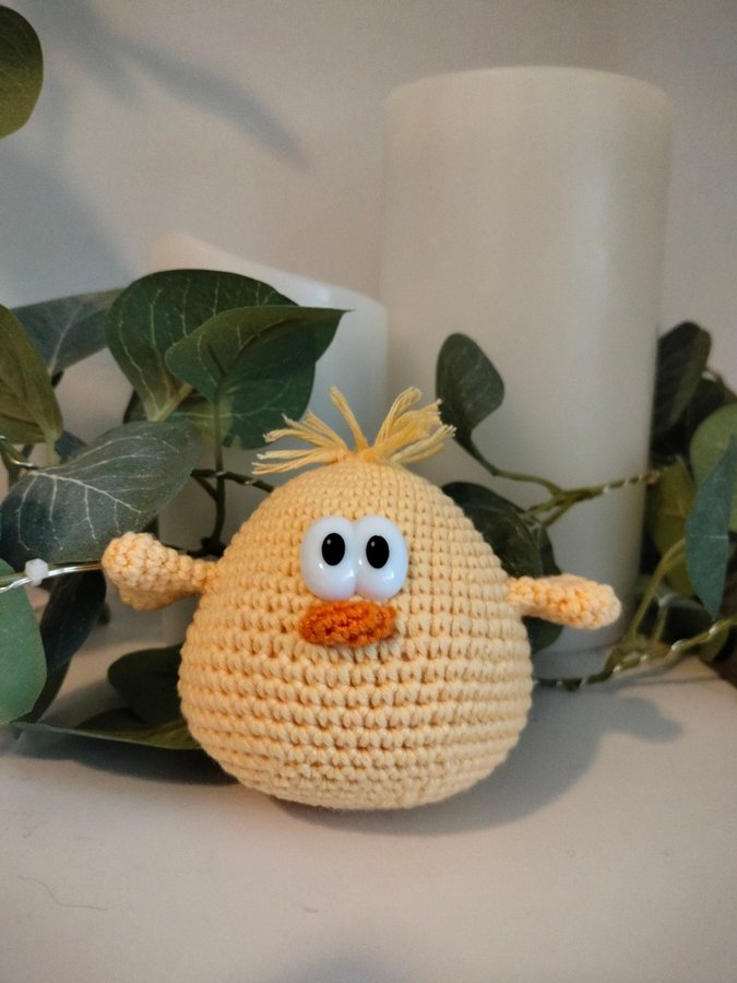 Virkad kyckling i bomull handgjord leksak påskpynt påsk amigurumi dekoration