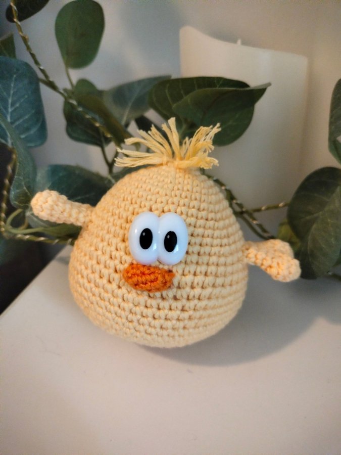 Virkad kyckling i bomull handgjord leksak påskpynt påsk amigurumi dekoration