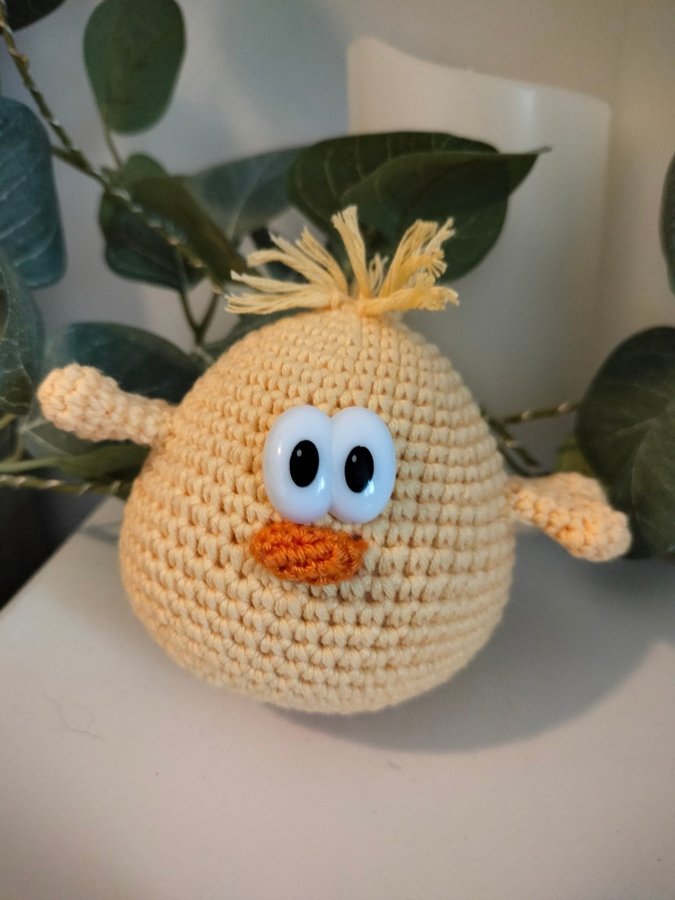 Virkad kyckling i bomull handgjord leksak påskpynt påsk amigurumi dekoration